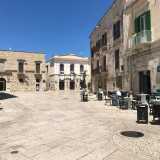 Alla sinistra dell'immobile si apre piazza Municipio. La percorriamo, entrando nel centro storico "vero e proprio". L'asfalto lascia il posto alle chianche bianche e ai tavolini di uno dei locali che da qualche anno animano finalmente la zona